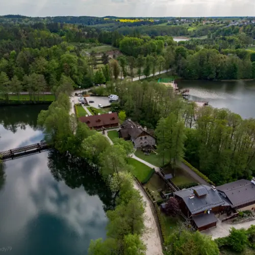 Hotellikompleks vee ja metsa vahel
